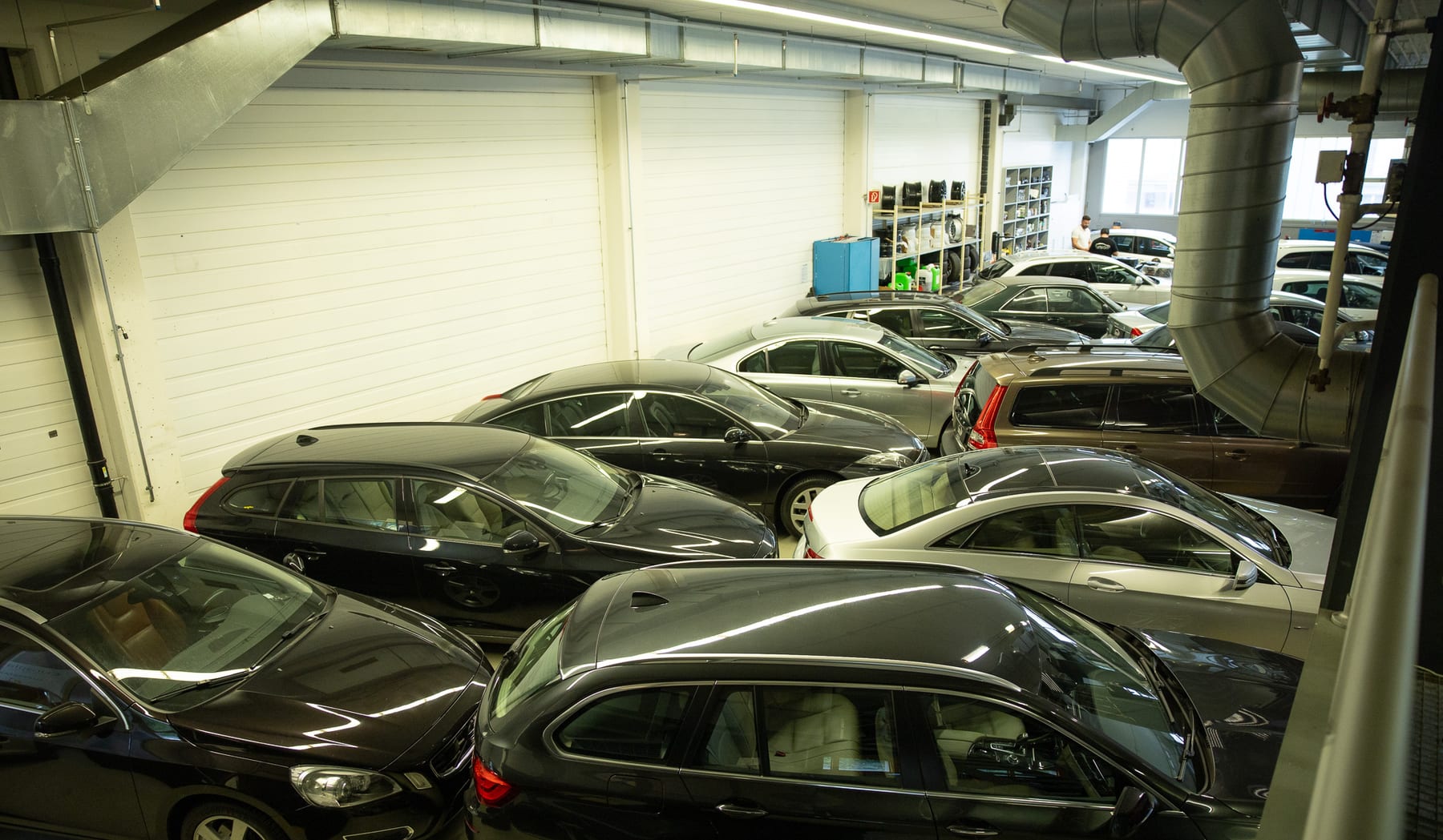 Halle von Auto Union in Flawil mit gepflegten Fahrzeugen